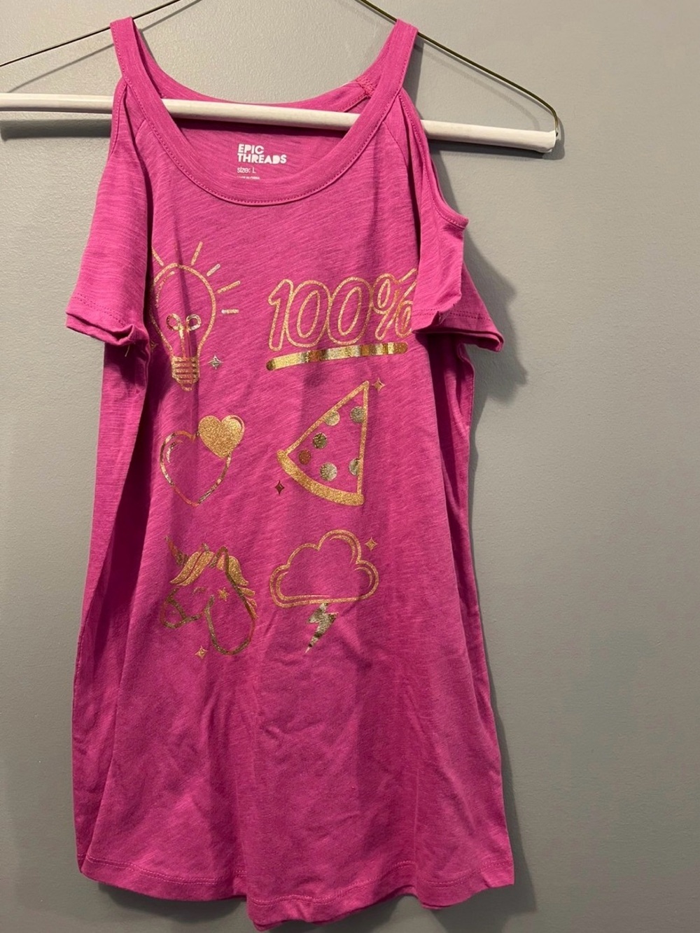 *Epic Threads Hot Pink Cold-Shoulder Graphic Tank with Gold Print